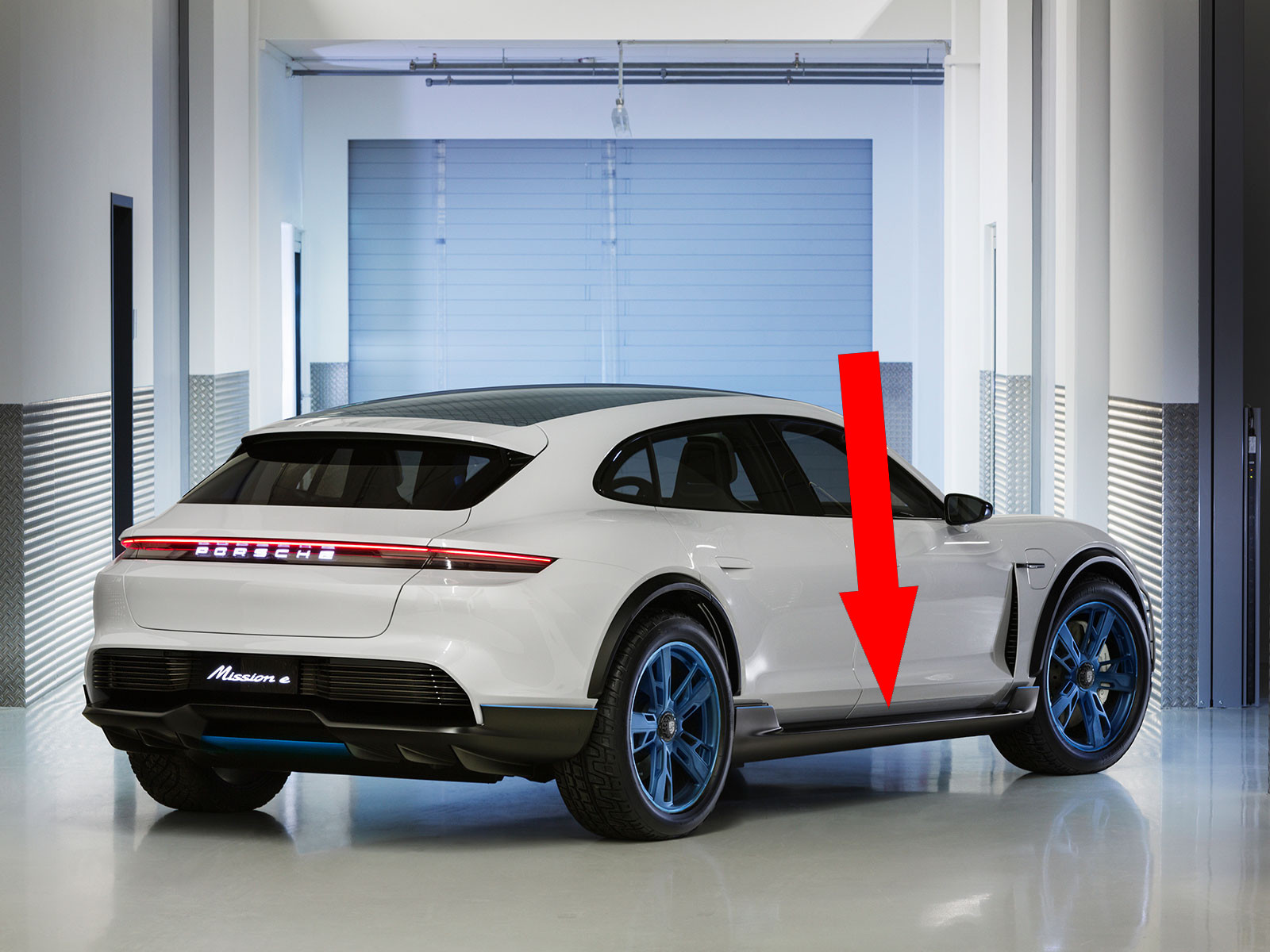 Китайский электрокроссовер Aiways против немецкого спорткара Porsche